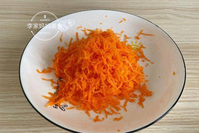 小孩|全家最爱的胡萝卜鲜肉锅贴，提前包好冻起来，早上8分钟搞定早餐