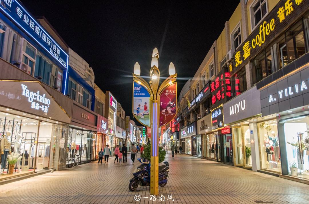 原创甘肃冷门步行街,对面是热闹的张掖甘州市场,平时鲜有游客