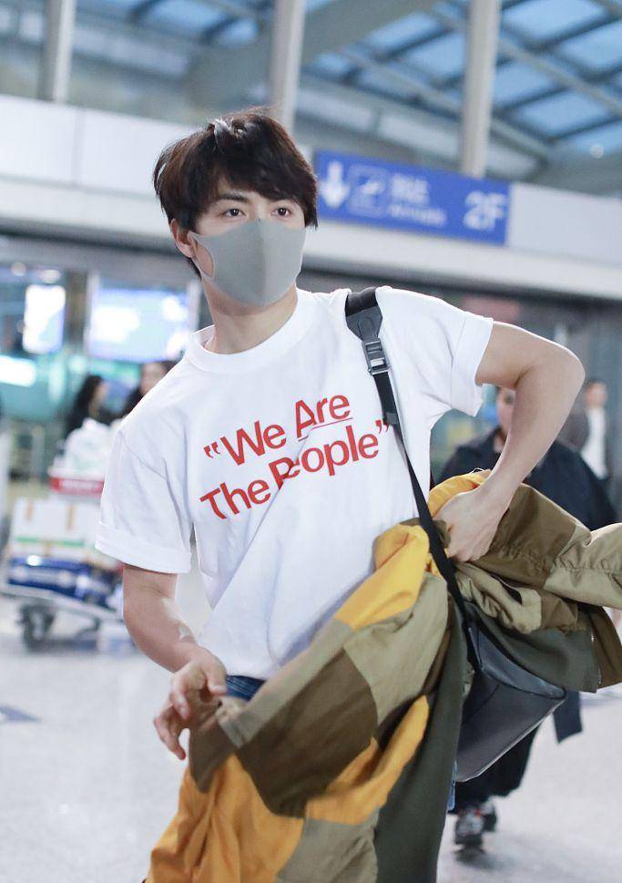 背包 马天宇机场反穿外套很皮 玩另类时尚帅气有型少年感足