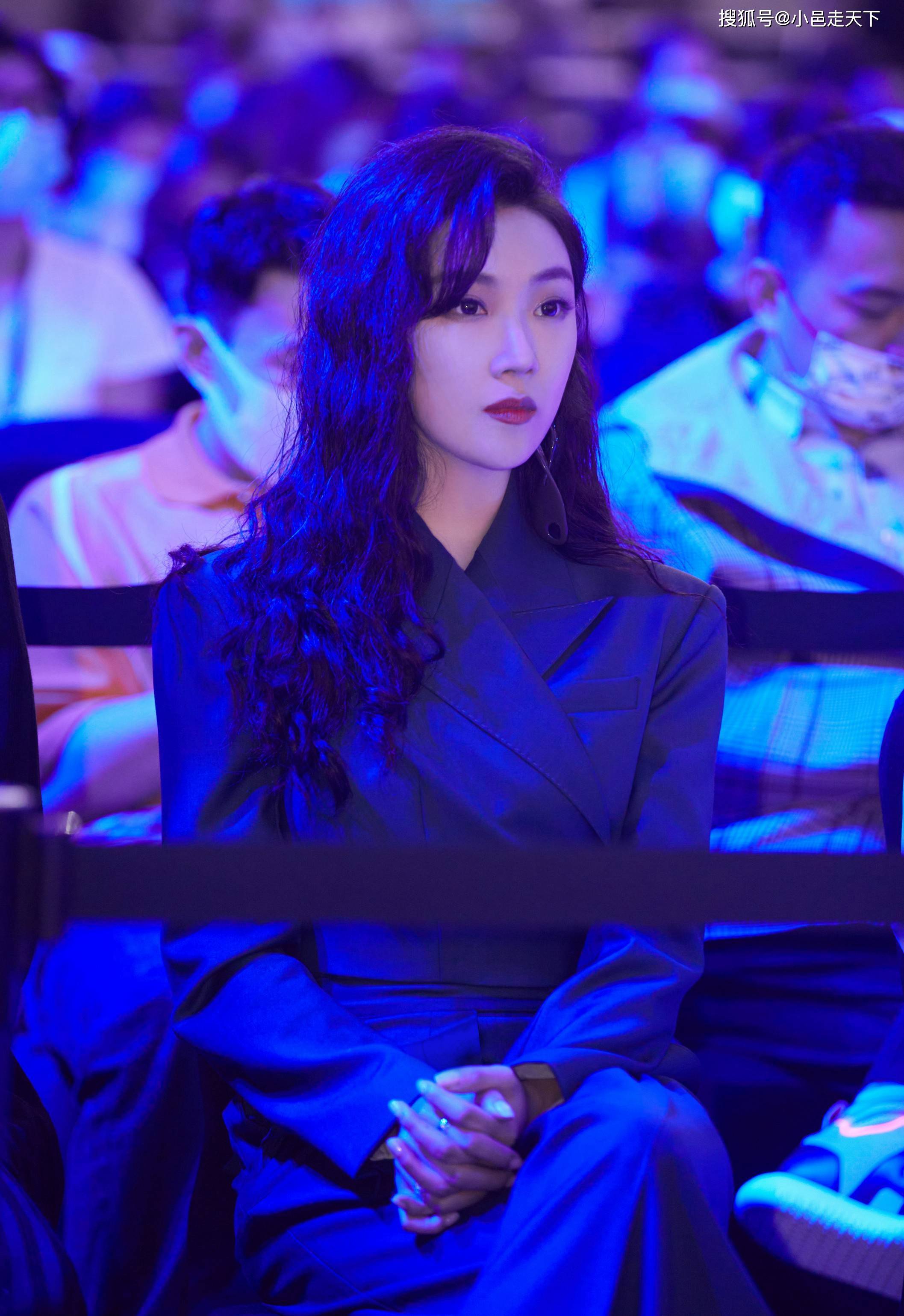 管韧姿绿色长裙户外写真