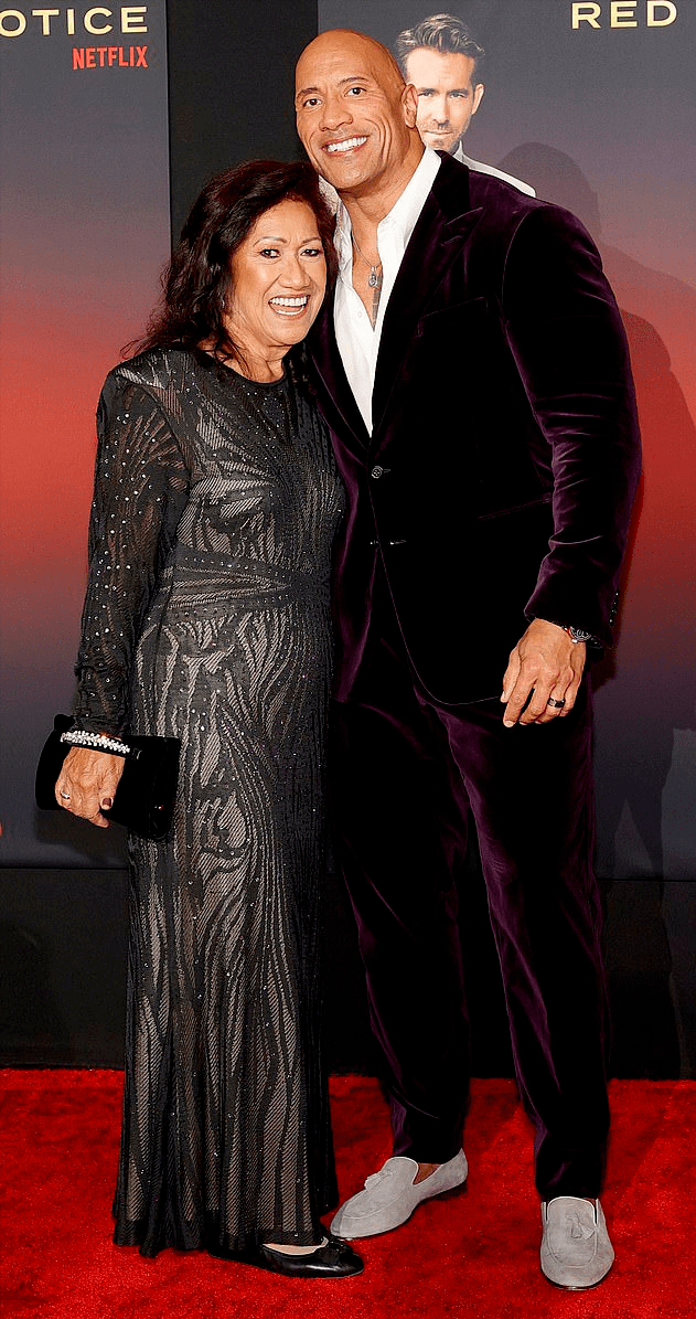 强森带妻子和母亲亮相首映礼!娇妻穿刺绣裙好美,婆媳相拥好温馨