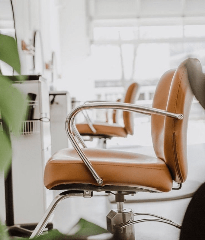 发型这不就是秋冬慵懒的感觉~泫雅这个发型太可了!