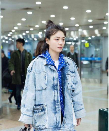 卫衣叠 马思纯真的瘦回去了！牛仔外套搭配休闲裤很青春，丸子头更显甜美