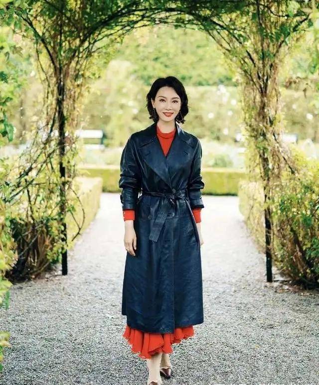 大衣 40+女性穿大衣别老配小脚裤，跟着这么穿，简直不要太气质