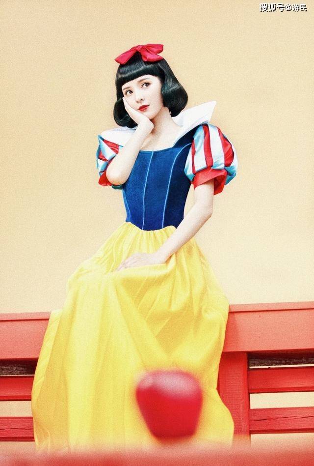 张予曦 张予曦自带少女气息，天蓝色公主裙上身太俏皮，甜美又可爱