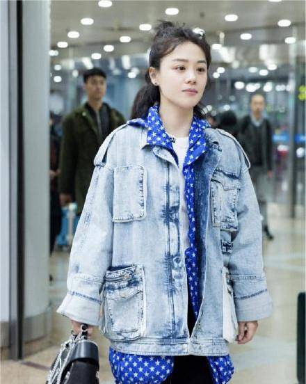 卫衣叠 马思纯真的瘦回去了！牛仔外套搭配休闲裤很青春，丸子头更显甜美