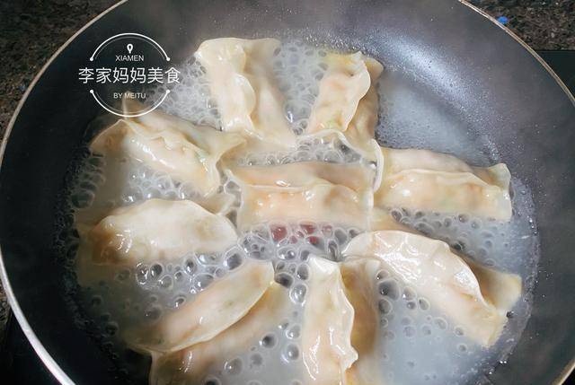小孩|全家最爱的胡萝卜鲜肉锅贴，提前包好冻起来，早上8分钟搞定早餐