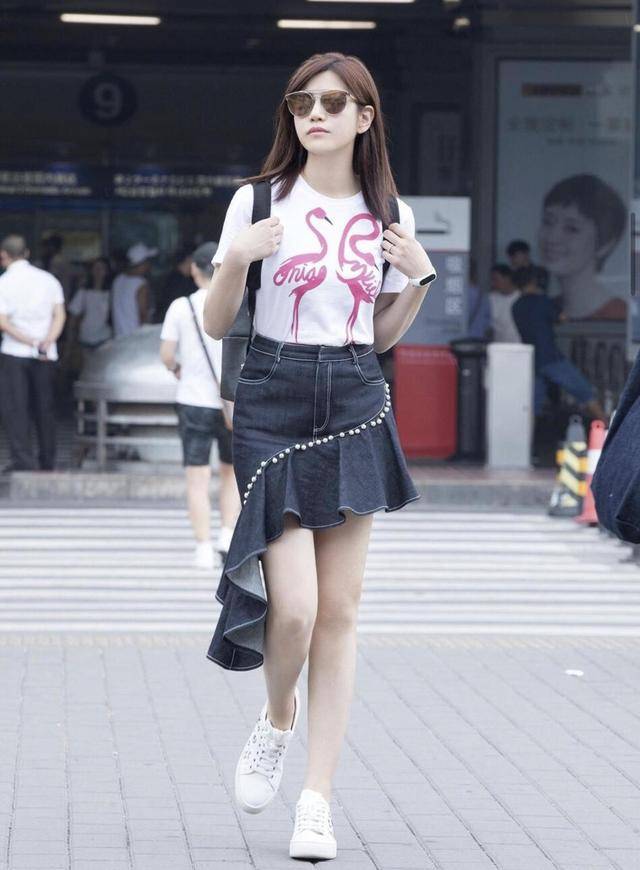 身材 陈妍希才是夏季穿搭模板，一袭蓝色印花吊带裙简约随性，美成初恋