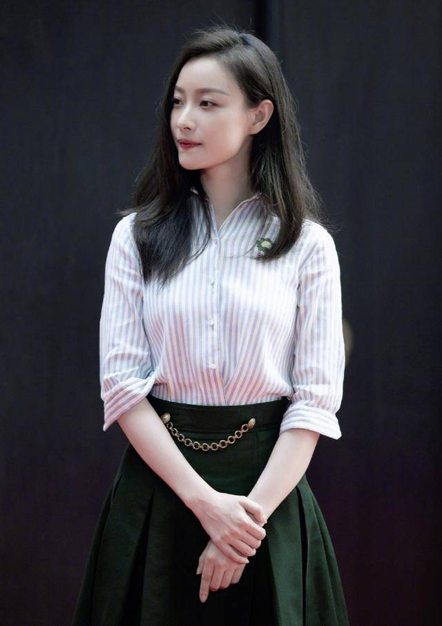大气 倪妮的高级感真不是吹的!条纹衬衫搭配半身裙优雅利落,摩登精致