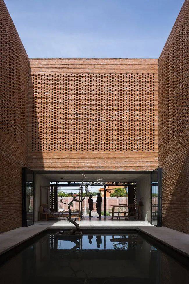 砌成的前院,砖可以吸收雨水并减少地板上热量的累积,光与砖墙共同作用
