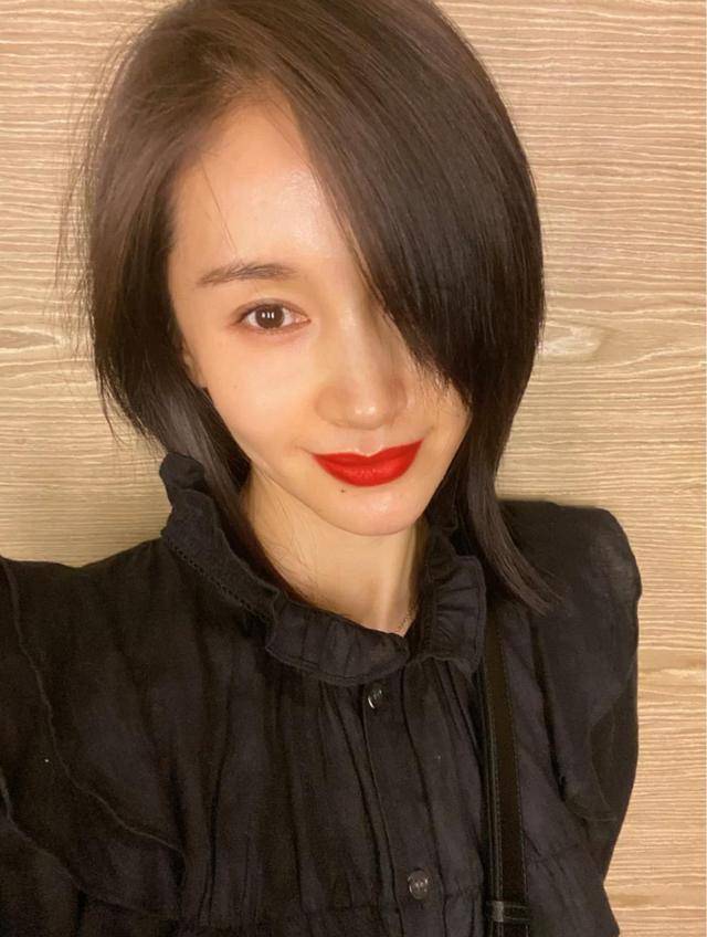 黑色 王子文个子不够比例强撑！穿黑色look外套个性酷炫，大长腿太抢镜