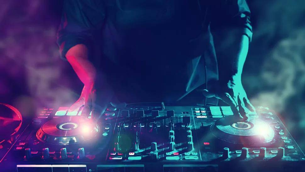 02 xx酒吧在五光十色的城市文明中少不了酒吧文化酒吧有我们对西方