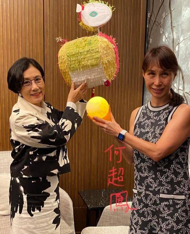 紫色汪明荃跟粉丝合影，脸色枯黄难掩老态，但原生态的74岁还很漂亮！