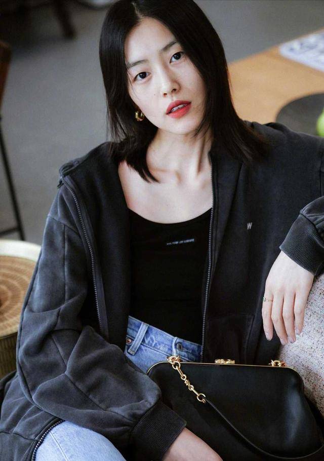 宫廷风 刘雯真不愧是超模!格纹西装搭配粉色衬衫复古摩登,颇具宫廷风