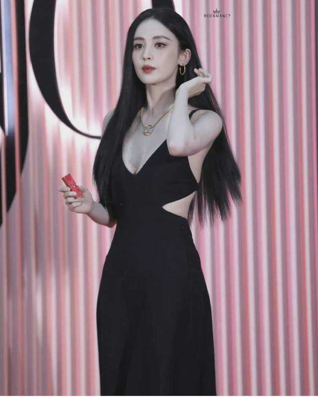 双颖“黑长直”惊艳众人的12位女星，双颖甜美娜扎性感，王祖贤难超越