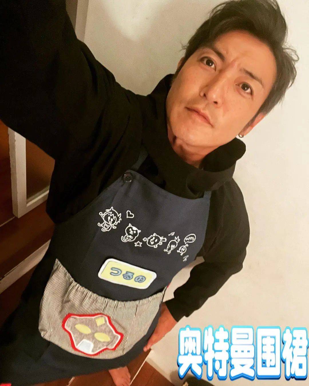 鹤野刚士前往神社寻根溯源事后并晒出奥特曼围裙心情甚好
