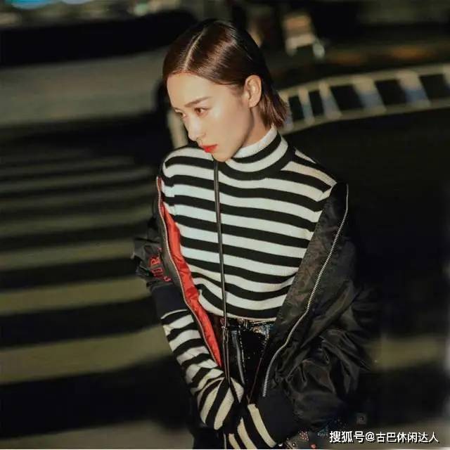 显得 秋冬外套里面穿什么？参考这几款经典内搭，减龄温柔又显高级