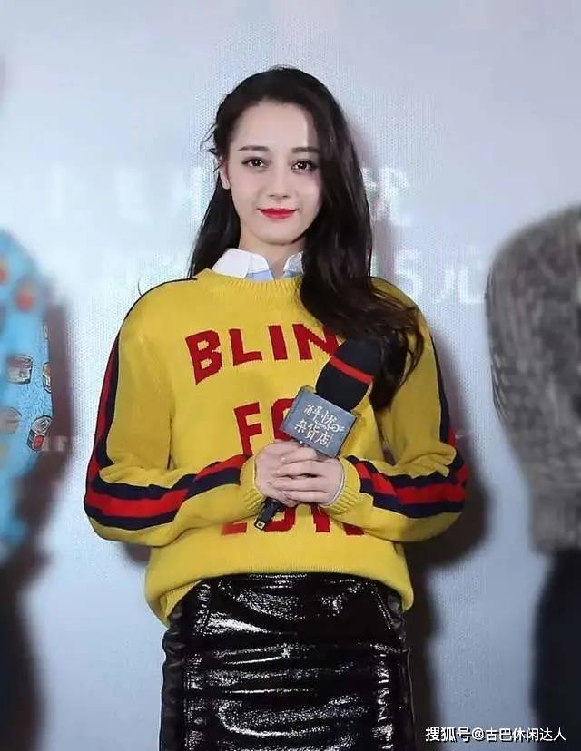 显得 秋冬外套里面穿什么？参考这几款经典内搭，减龄温柔又显高级