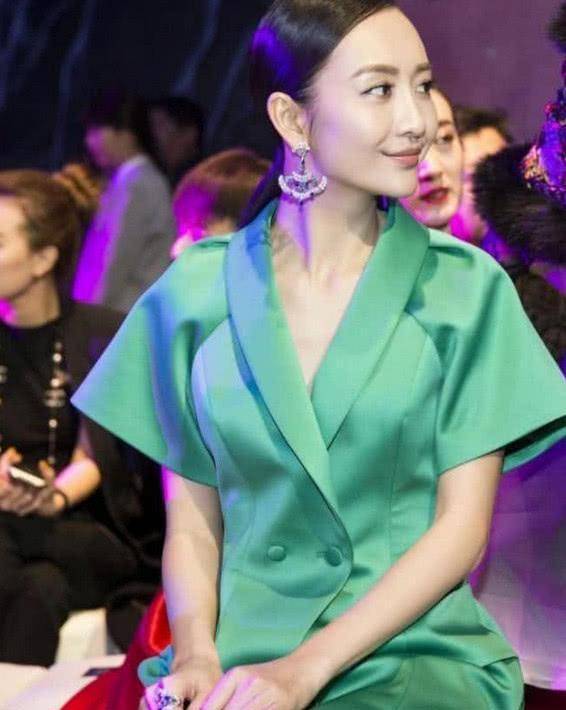 王鸥 王鸥瘦骨如柴？宝石绿套裙完全撑不起来啊，网友：还是胖点好！