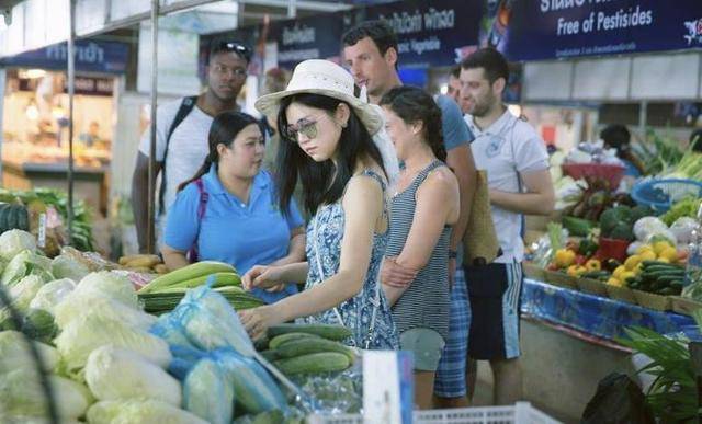 身材 陈妍希才是夏季穿搭模板，一袭蓝色印花吊带裙简约随性，美成初恋