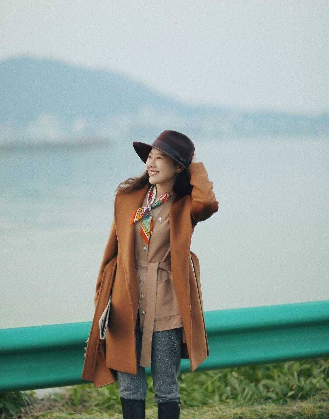 感觉 小姐姐穿出小家碧玉的感觉?只用一件大衣配上九分裤,时尚又洋气