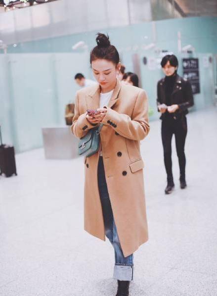 卫衣叠 马思纯真的瘦回去了！牛仔外套搭配休闲裤很青春，丸子头更显甜美