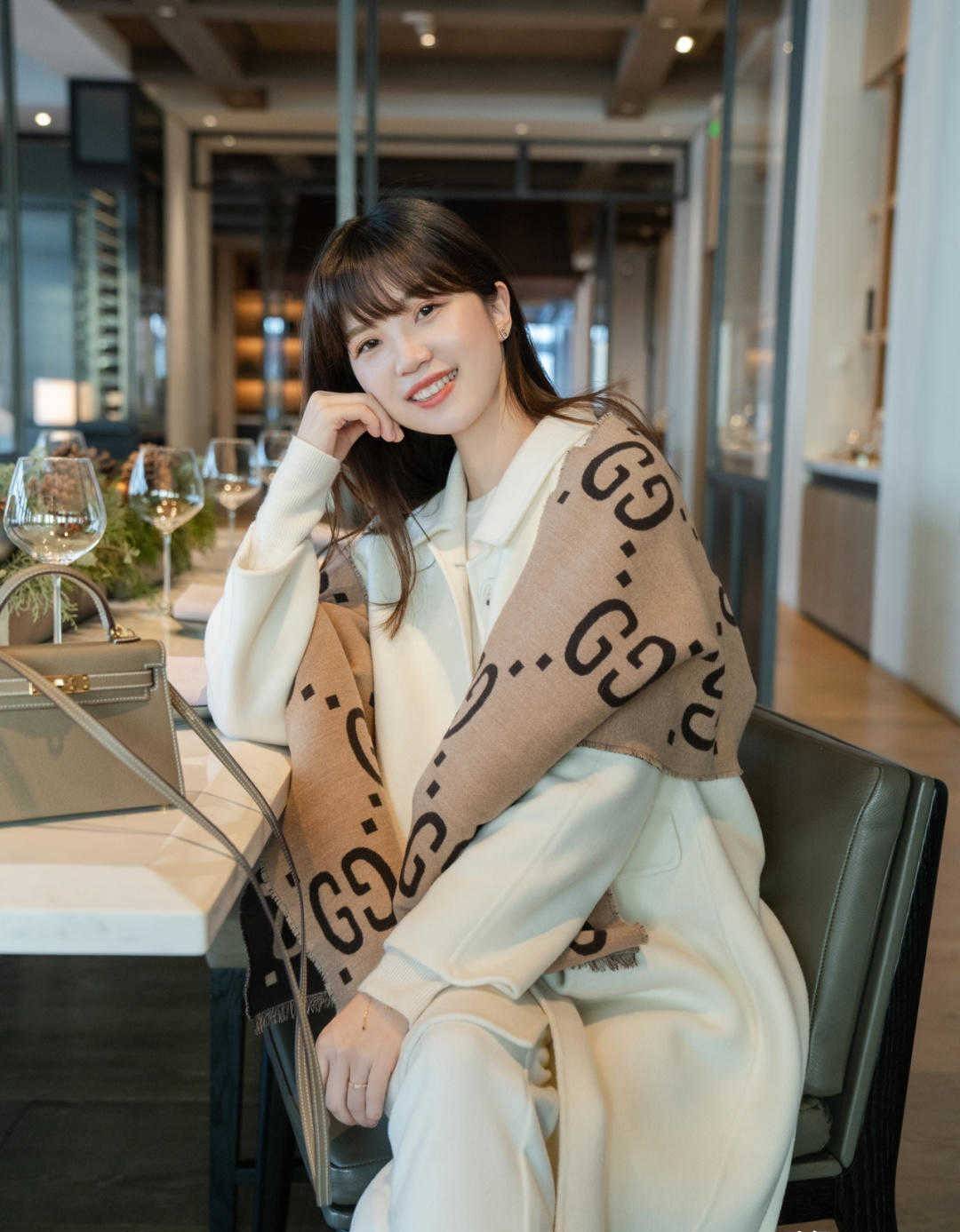 感觉 小姐姐穿出小家碧玉的感觉？只用一件大衣配上九分裤，时尚又洋气