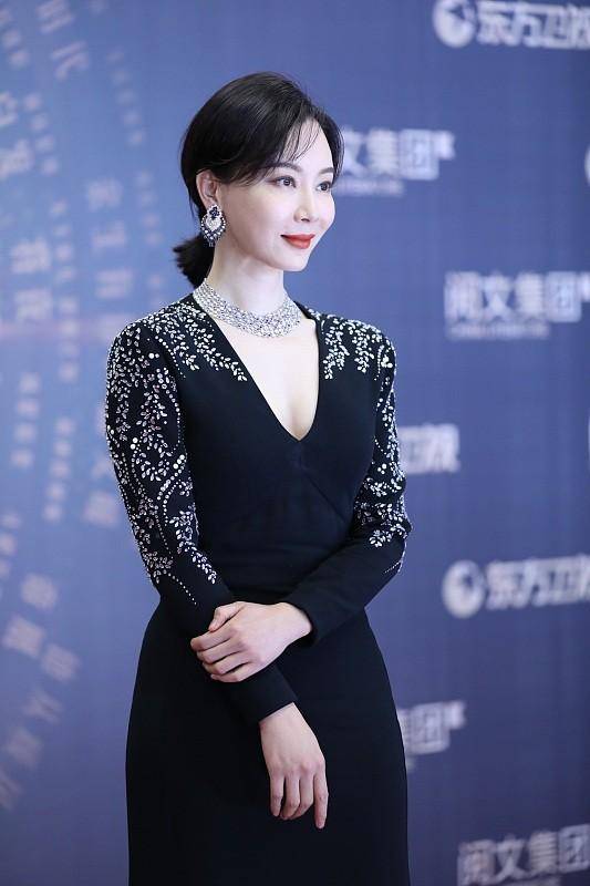 马尾 40+的陈数凭气质成功“出圈”，穿着黑色长裙配低马尾，优雅大气