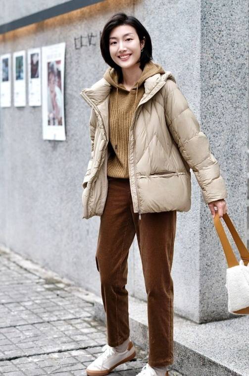 下半身 会“打扮”的女人，秋冬穿衣都选这3套羽绒服，保暖不说还时髦