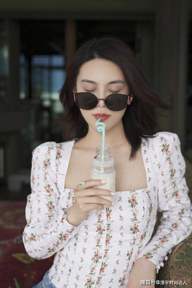韩丹彤 韩丹彤清新夏日装，碎花大方领上衣搭牛仔裤，甜美又时尚