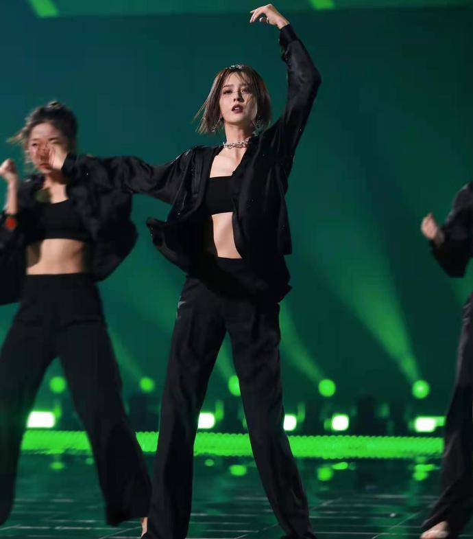 巴掌|佟丽娅跳舞真细节,最新跳舞剧照曝光,连脚趾甲都做了装饰