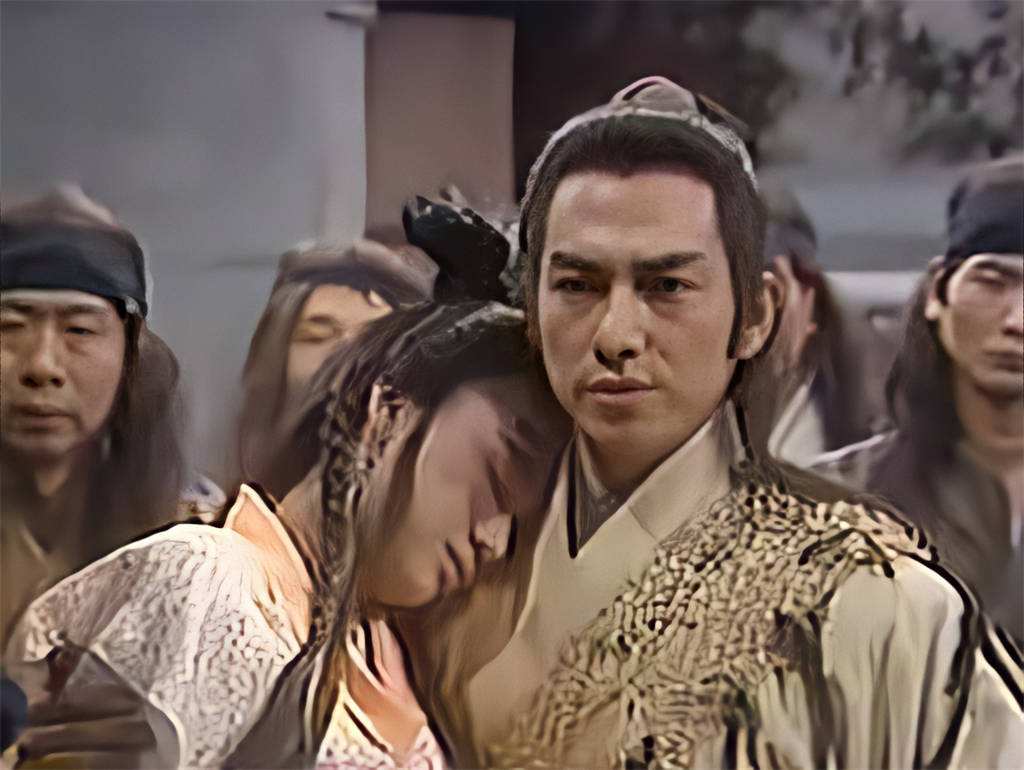 阿朱|惠天赐版乔峰为阿朱身陷水深火热，关礼杰版段誉却在和李秋水暧昧独处