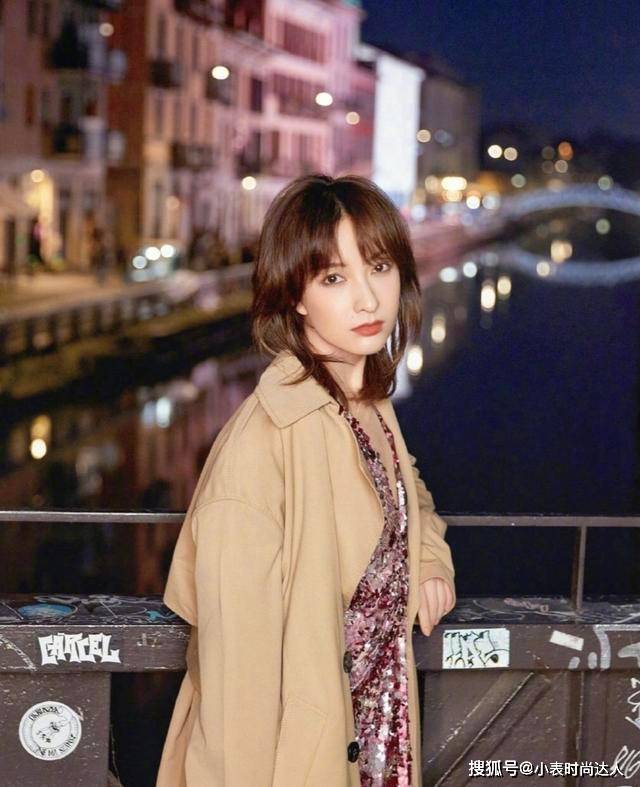 马尾 吴昕校园风写真，蓝色衬衫配高马尾，37岁穿得如此清纯