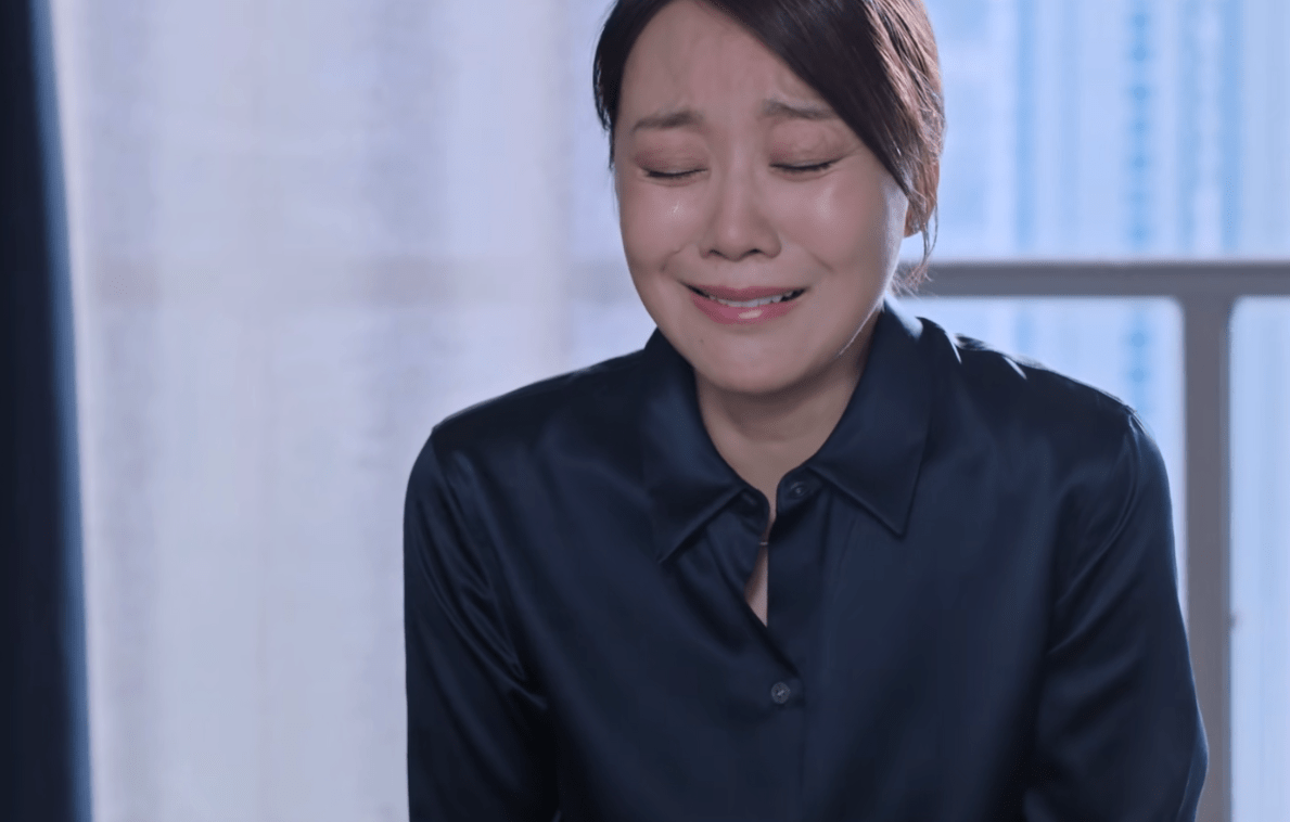 角色|闫妮当了17年的单亲妈妈，把女儿带进演艺圈，母女同演《突围》