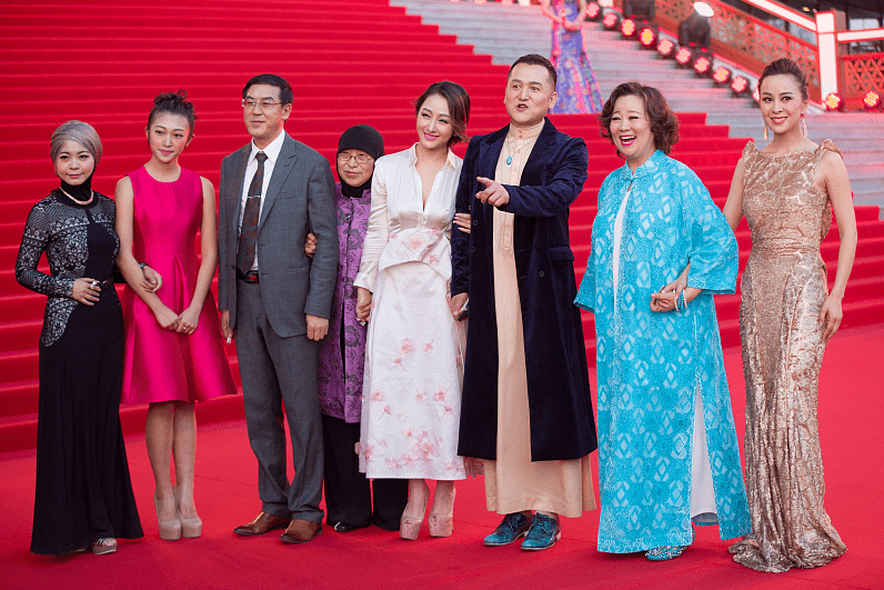 服装 方青卓真是优雅的奶奶，穿亮色服装好年轻，身材胖胖的看着好富态