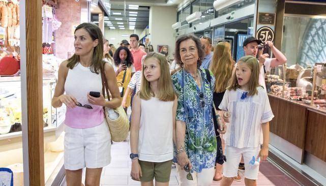 王储 西班牙王室穿衣也朴素，女王储穿背心短裤出门，和普通小孩没区别