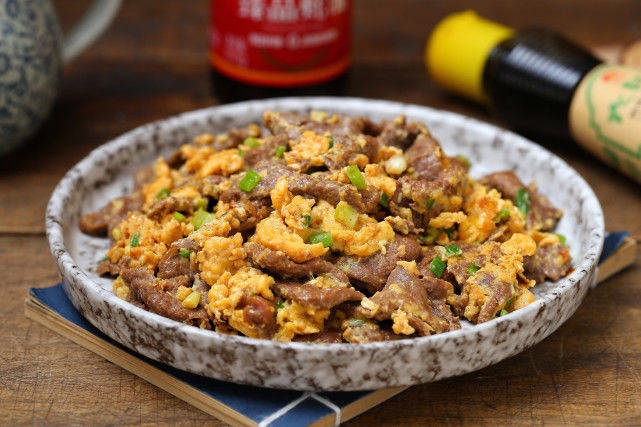 广东人喜欢用牛肉炒鸡蛋,嫩滑美味又营养,做法不难轻松几步搞定_滑蛋
