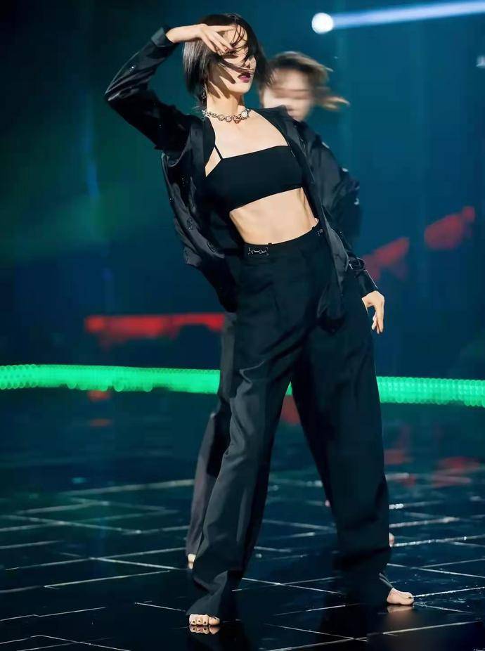 巴掌|佟丽娅跳舞真细节,最新跳舞剧照曝光,连脚趾甲都做了装饰