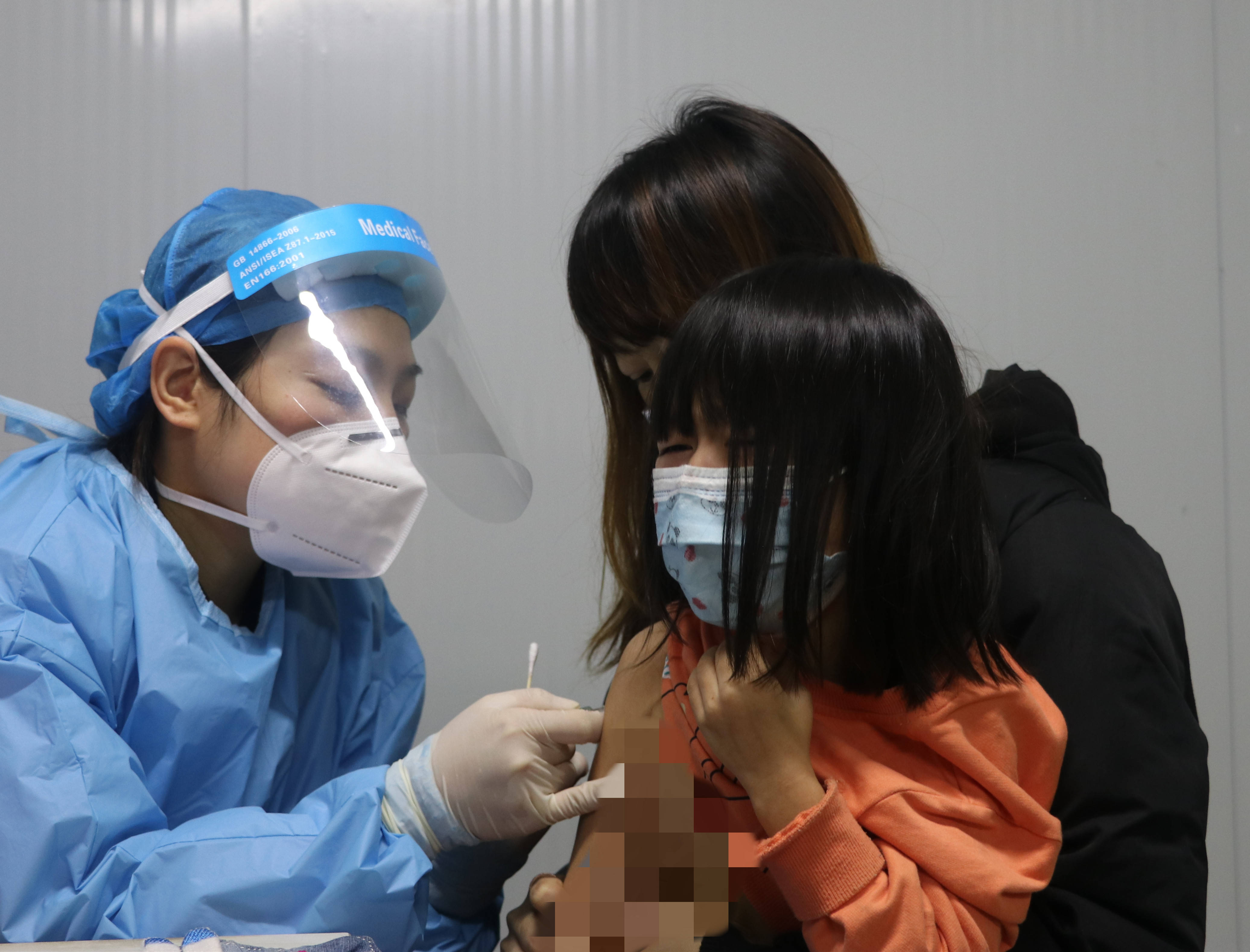 11岁小朋友开打新冠疫苗,看看现场多温馨