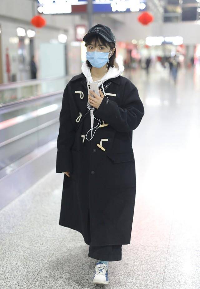 娃娃脸 沈月的娃娃脸戴报童帽真适合，感觉挺显嫩的，穿一身黑也不普通