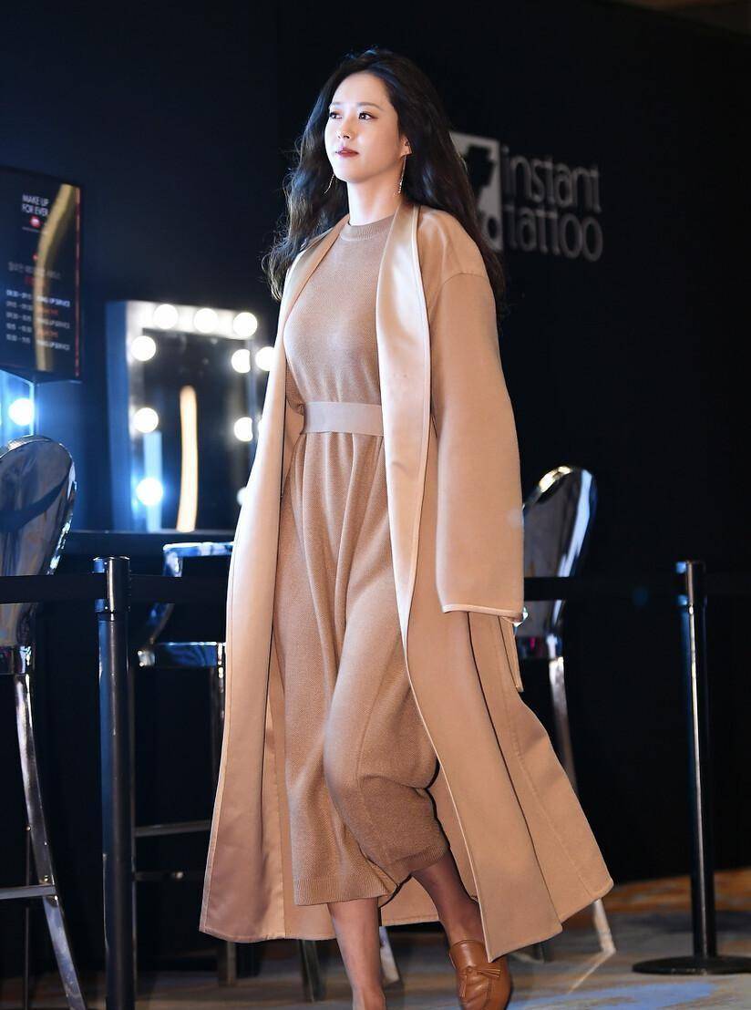 进行 有品位的女人试试大衣和针织裙,优雅与妩媚并存,穿对了很美