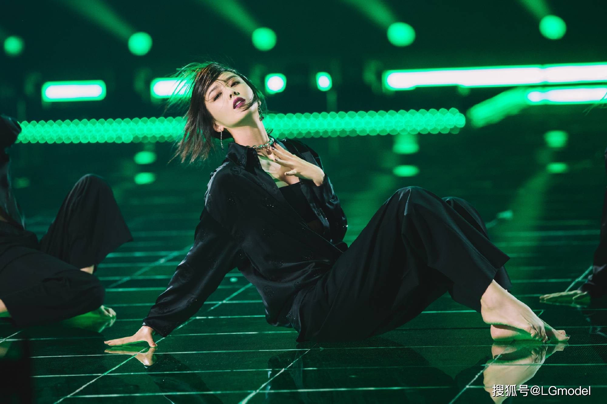 佟丽娅穿西裤热舞露脐内衣秀出蚂蚁腰光脚跳舞突破自我