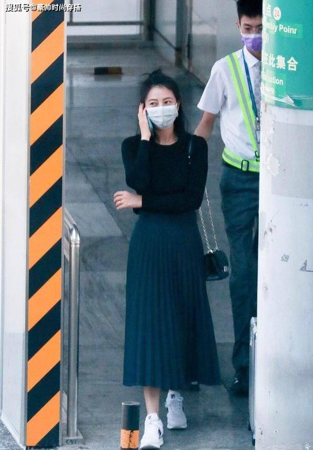 显得 高圆圆气质太好，黑白波点裙清爽又大方，状态是超美的