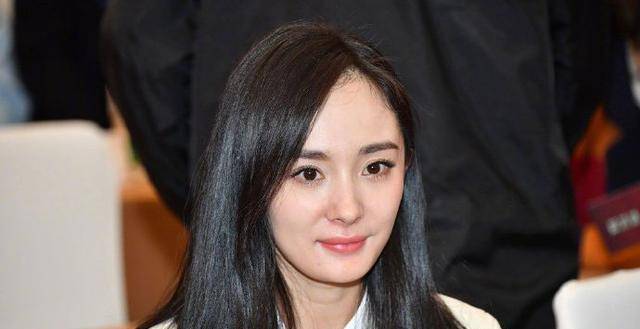 杨幂 杨幂终于不扮嫩了，穿白西装配长靴改走知性风，不P图尽显法令纹