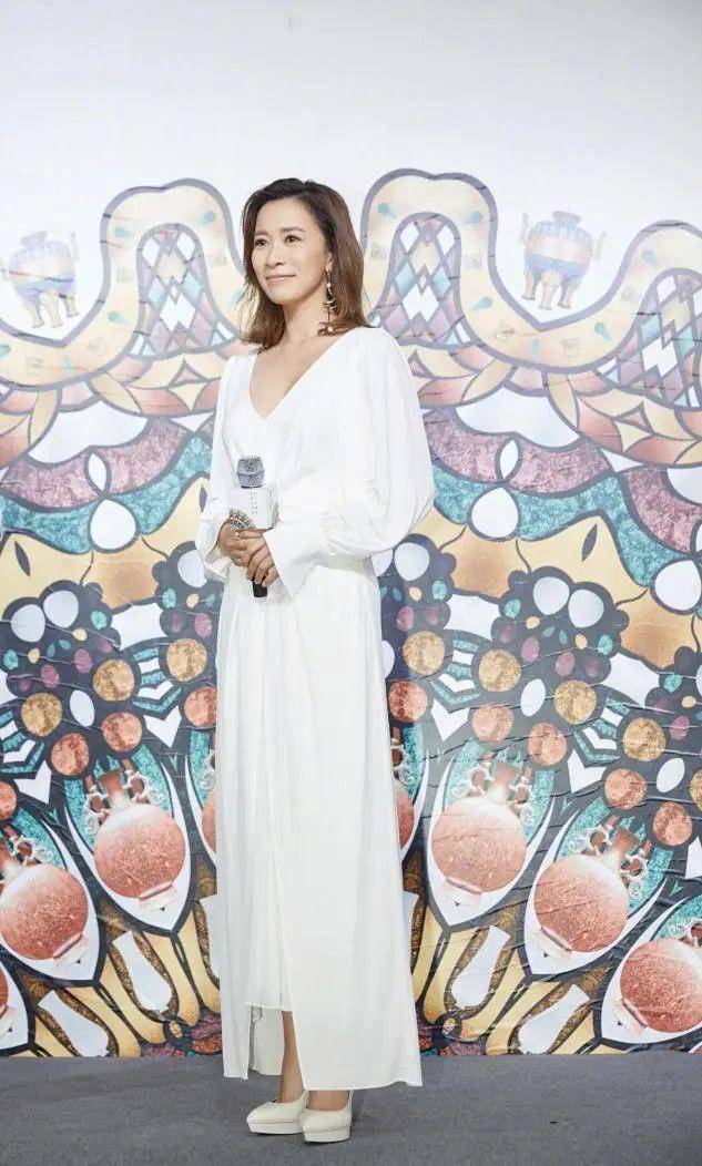 小姑娘 被佘诗曼美到了，45岁学小姑娘穿粉色连体裤扎丸子头，简直嫩出水