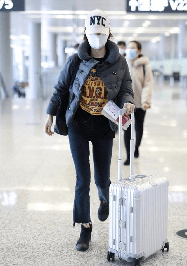 面包 马伊琍离婚后更潇洒了，穿棉服也很时尚，腿型看起来很优美