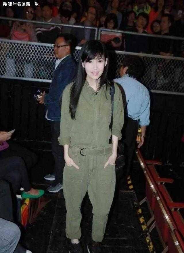感觉 53岁周慧敏哪像“大妈”，穿军绿连体裤亮相，同框同辈却像隔代人