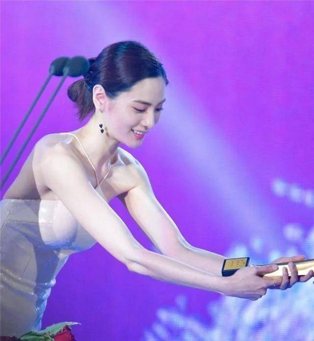 珍娜她连续三年被评为“世界第一美女”，穿乳胶人鱼裙美得不像话