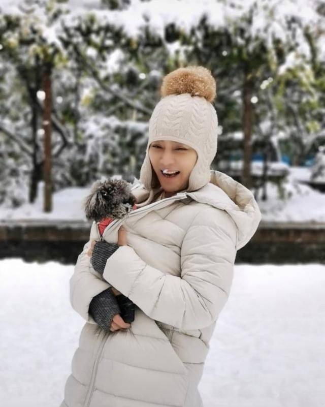 身材 58岁李玲玉素颜玩雪，穿羽绒服也不显胖，配毛线帽减龄还显脸小