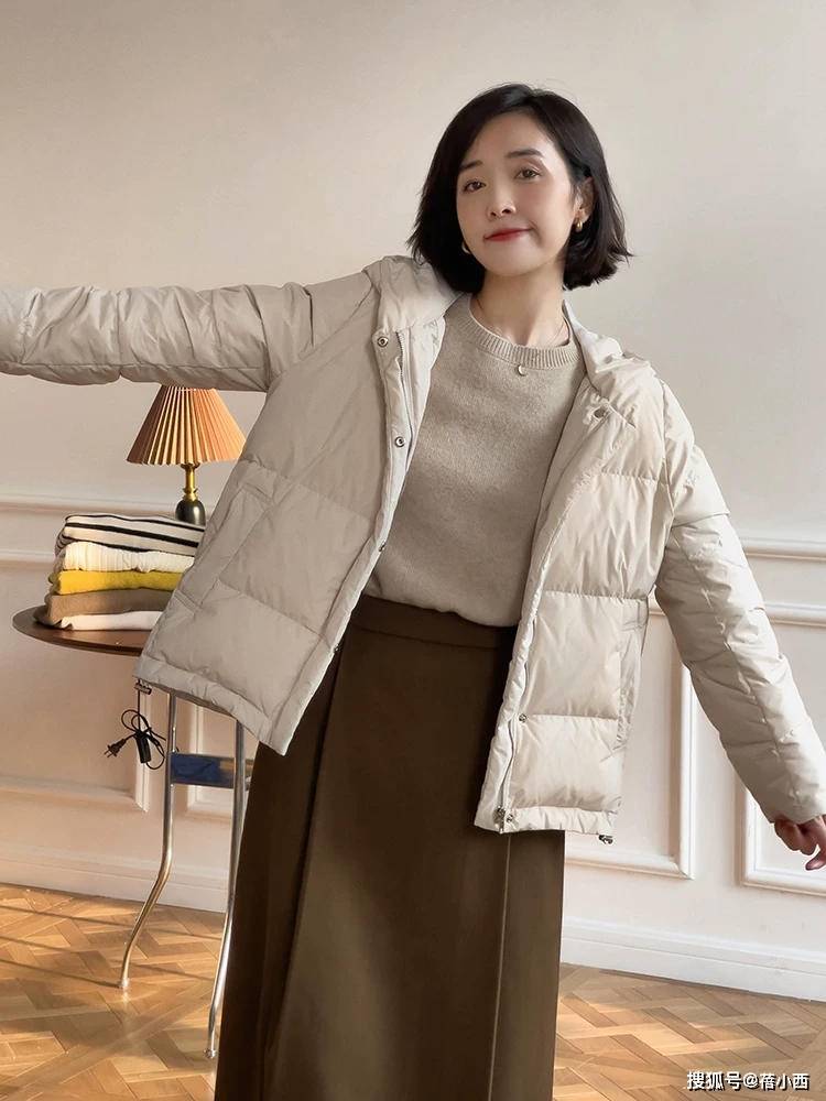 颜色 冬季穿啥保暖又时髦？王牌单品“羽绒服”，搭裤子、半身裙真洋气